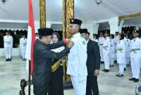 PEMASANGAN KENDIT: Sekretaris Daerah (Sekda) Sumenep, Edy Rasyadi, resmi mengukuhkan Pasukan Pengibar Bendera Pusaka (Paskibraka)