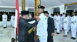 PEMASANGAN KENDIT: Sekretaris Daerah (Sekda) Sumenep, Edy Rasyadi, resmi mengukuhkan Pasukan Pengibar Bendera Pusaka (Paskibraka)
