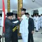 PEMASANGAN KENDIT: Sekretaris Daerah (Sekda) Sumenep, Edy Rasyadi, resmi mengukuhkan Pasukan Pengibar Bendera Pusaka (Paskibraka)