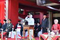 KHIDMAT: Wakil Bupati Sumenep Dewi Khalifah saat memimpin upacara HUT Ke 79 RI