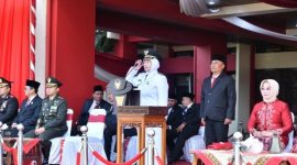 KHIDMAT: Wakil Bupati Sumenep Dewi Khalifah saat memimpin upacara HUT Ke 79 RI