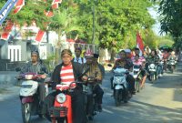SEMANGAT: Antusiasme warga RT01/RW06 perumahan pondok indah, Desa Kolor Sumenep dalam pawai budaya perayaan HUT ke-79 RI