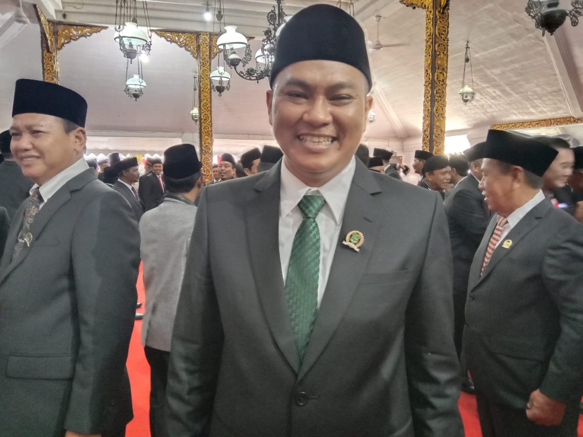 TERSENYUM: M. Muhri usai dilantik sebagai Anggota DPRD Sumenep, di Pendopo Agung Keraton