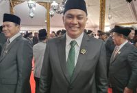 TERSENYUM: M. Muhri usai dilantik sebagai Anggota DPRD Sumenep, di Pendopo Agung Keraton