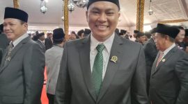 TERSENYUM: M. Muhri usai dilantik sebagai Anggota DPRD Sumenep, di Pendopo Agung Keraton