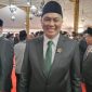 TERSENYUM: M. Muhri usai dilantik sebagai Anggota DPRD Sumenep, di Pendopo Agung Keraton
