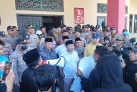 ORASI: Mahasiswa menggelar aksi unjuk rasa di Gedung DPRD Sumenep untuk mengkawal putusan MK