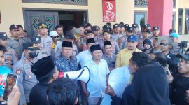 ORASI: Mahasiswa menggelar aksi unjuk rasa di Gedung DPRD Sumenep untuk mengkawal putusan MK