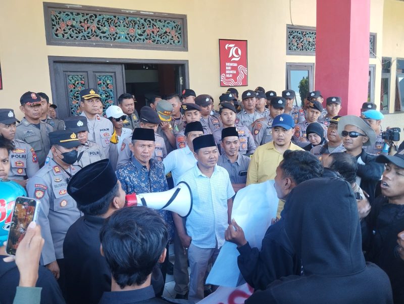 ORASI: Mahasiswa menggelar aksi unjuk rasa di Gedung DPRD Sumenep untuk mengkawal putusan MK