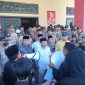 ORASI: Mahasiswa menggelar aksi unjuk rasa di Gedung DPRD Sumenep untuk mengkawal putusan MK