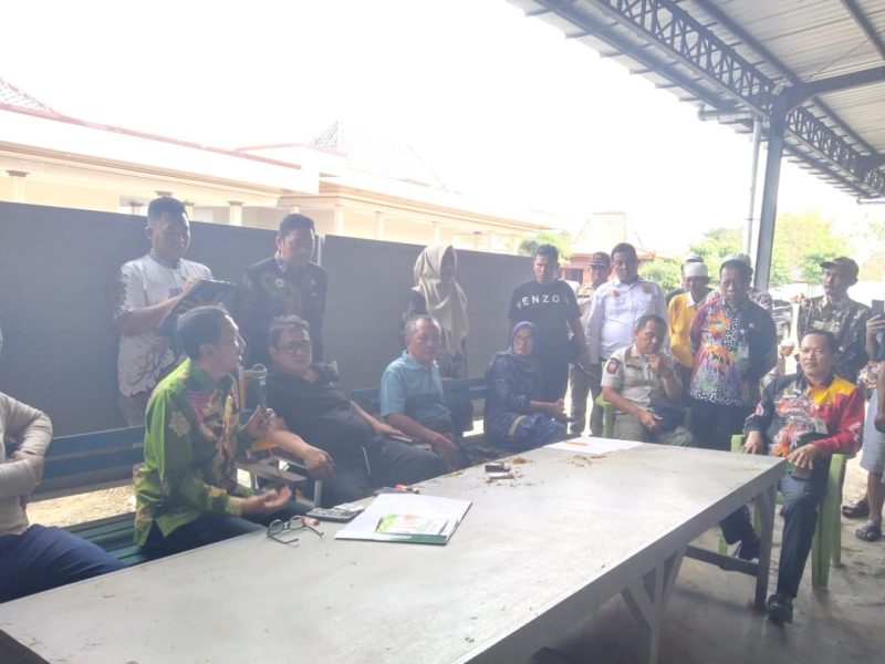 PENGECEKAN: Diskoperindag Kabupaten Sumenep, saat melaksanakan monitoring ke beberapa gudang