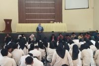 SAKRAL: Mahasiswa dan dosen duduk bersama dalam acara serasehan