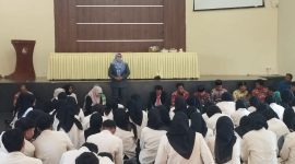 SAKRAL: Mahasiswa dan dosen duduk bersama dalam acara serasehan