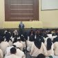 SAKRAL: Mahasiswa dan dosen duduk bersama dalam acara serasehan