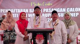 SWAFOTO: Pasangan Calon Bupati dan Wakil Bupati Sumenep, Achmad Fauzi Wongsojudo-KH Imam Hasyim, saat mendaftarkan diri ke KPU Sumenep