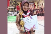TERSENYUM: Syahrini Firotul Irfah, salah satu siswi MA Nurur Rahmah, yang menjadi peserta Terbaik Penegak di kegiatan Perkajum Kenaikan Tingkat