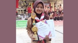 TERSENYUM: Syahrini Firotul Irfah, salah satu siswi MA Nurur Rahmah, yang menjadi peserta Terbaik Penegak di kegiatan Perkajum Kenaikan Tingkat