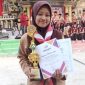 TERSENYUM: Syahrini Firotul Irfah, salah satu siswi MA Nurur Rahmah, yang menjadi peserta Terbaik Penegak di kegiatan Perkajum Kenaikan Tingkat