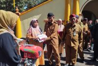 PENYERAHAN: Bupati Sumenep dan Kepala Dinas Ketahanan Pangan dan Pertanian saat memberikan bantuan traktor