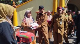 PENYERAHAN: Bupati Sumenep dan Kepala Dinas Ketahanan Pangan dan Pertanian saat memberikan bantuan traktor