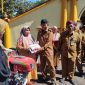 PENYERAHAN: Bupati Sumenep dan Kepala Dinas Ketahanan Pangan dan Pertanian saat memberikan bantuan traktor