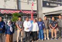 SWAFOTO: Salah satu paslon Achmad Fauzi Wongsojudo-Imam Hasyim, usai menjalani pemeriksaan kesehatan di RSAL Dr. Ramelan Surabaya