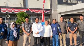 SWAFOTO: Salah satu paslon Achmad Fauzi Wongsojudo-Imam Hasyim, usai menjalani pemeriksaan kesehatan di RSAL Dr. Ramelan Surabaya