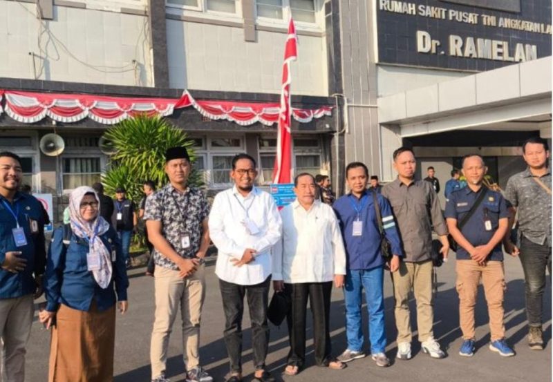 SWAFOTO: Salah satu paslon Achmad Fauzi Wongsojudo-Imam Hasyim, usai menjalani pemeriksaan kesehatan di RSAL Dr. Ramelan Surabaya