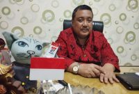 MENJELASKAN: Kepala Bakesbangpol Kabupaten Sumenep Achmad Dzulkarnain, saat diwawancarai media seputarjatim.com di ruang kerjanya
