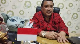 MENJELASKAN: Kepala Bakesbangpol Kabupaten Sumenep Achmad Dzulkarnain, saat diwawancarai media seputarjatim.com di ruang kerjanya