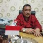 MENJELASKAN: Kepala Bakesbangpol Kabupaten Sumenep Achmad Dzulkarnain, saat diwawancarai media seputarjatim.com di ruang kerjanya