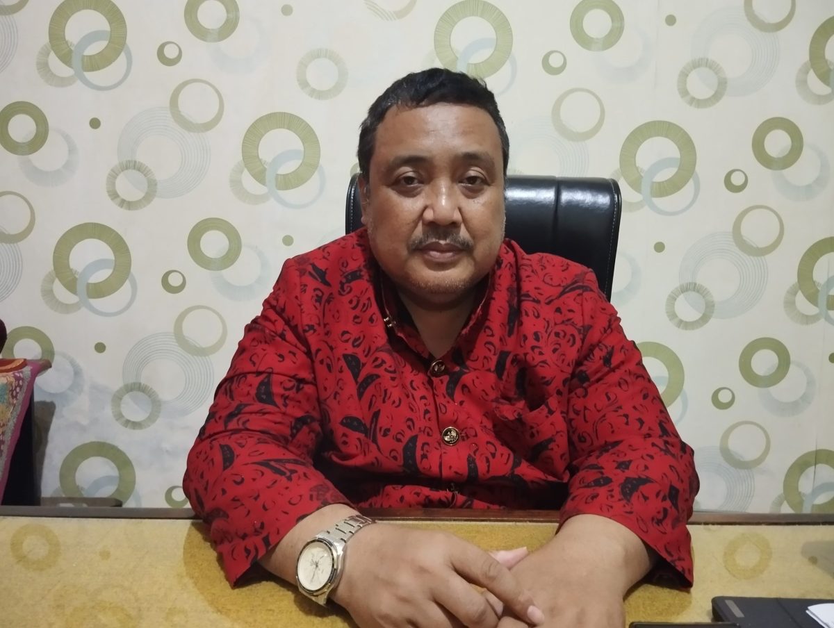 GAGAH: Kepala Bakesbangpol Kabupaten Sumenep Achmad Dzulkarnain, saat diwawancarai media seputarjatim.com di ruang kerjanya