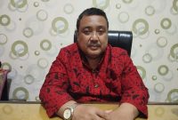 GAGAH: Kepala Bakesbangpol Kabupaten Sumenep Achmad Dzulkarnain, saat diwawancarai media seputarjatim.com di ruang kerjanya