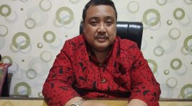 GAGAH: Kepala Bakesbangpol Kabupaten Sumenep Achmad Dzulkarnain, saat diwawancarai media seputarjatim.com di ruang kerjanya