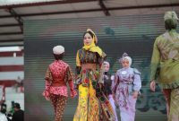 MEGAH: Para peserta tampil pada Sumenep Batik Festival 2024