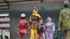 MEGAH: Para peserta tampil pada Sumenep Batik Festival 2024