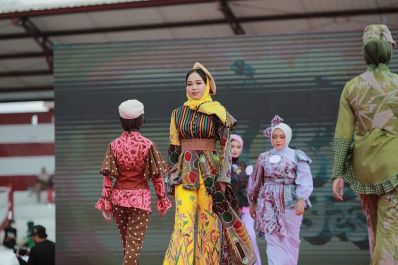 MEGAH: Para peserta tampil pada Sumenep Batik Festival 2024