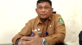 MENJELASKAN: Kepala Dinas Lingkungan Hidup (DLH) Sumenep Arif Susanto