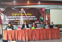 PEMBACAAN SK: KPU Sumenep, menggelar rapat pleno penetapan pasangan calon Bupati dan Wakil Bupati Sumenep