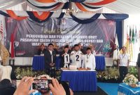GEMBIRA: Kedua Pasangan Calon Bupati dan Wakil Bupati Sumenep 2024 saat mengambil nomor urut di KPU setempat
