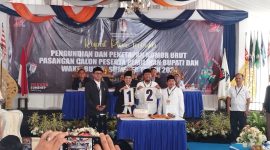 GEMBIRA: Kedua Pasangan Calon Bupati dan Wakil Bupati Sumenep 2024 saat mengambil nomor urut di KPU setempat