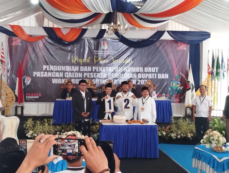 GEMBIRA: Kedua Pasangan Calon Bupati dan Wakil Bupati Sumenep 2024 saat mengambil nomor urut di KPU setempat