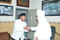 BERSALAMAN: Cabup Sumenep Nomor 2 Achmad Fauzi Wongsojudo melakukan silaturrahmi ke Pondok Pesantren (Ponpes) Lirboyo, di Kota Kediri, Jawa Timur
