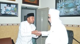 BERSALAMAN: Cabup Sumenep Nomor 2 Achmad Fauzi Wongsojudo melakukan silaturrahmi ke Pondok Pesantren (Ponpes) Lirboyo, di Kota Kediri, Jawa Timur