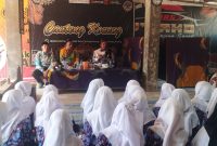 ANTUSIAS: Puluhan siswa-siswi mengikuti workshop membatik di Rumah Batik Canteng Koneng