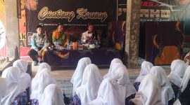 ANTUSIAS: Puluhan siswa-siswi mengikuti workshop membatik di Rumah Batik Canteng Koneng