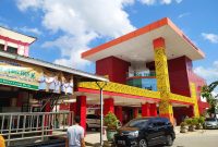 CERAH: Seorang laki-laki tengah berjalan di depan RSUD Moh Anwar Sumenep