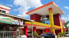 CERAH: Seorang laki-laki tengah berjalan di depan RSUD Moh Anwar Sumenep