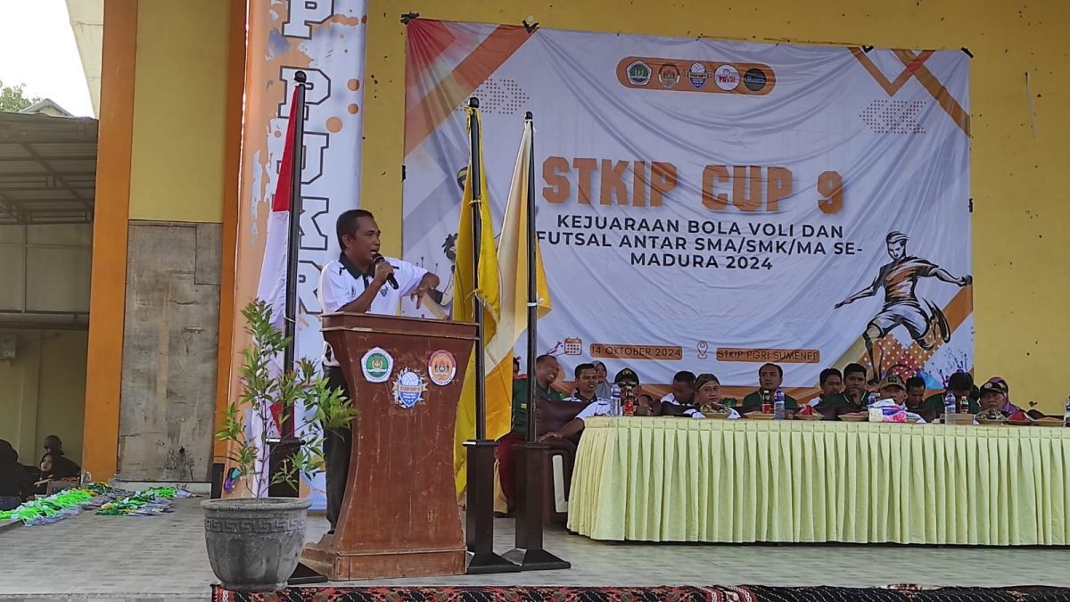SAMBUTAN: Ketua STKIP PGRI Sumenep, Asmoni, saat membuka acara STKIP CUP Ke-9 2024