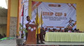 SAMBUTAN: Ketua STKIP PGRI Sumenep, Asmoni, saat membuka acara STKIP CUP Ke-9 2024